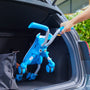 Porteur enfant pliable 4 roues SCRAMBLEBUG TIDE bleu et blanc pouvant être rangé facilement dans un coffre de voiture.