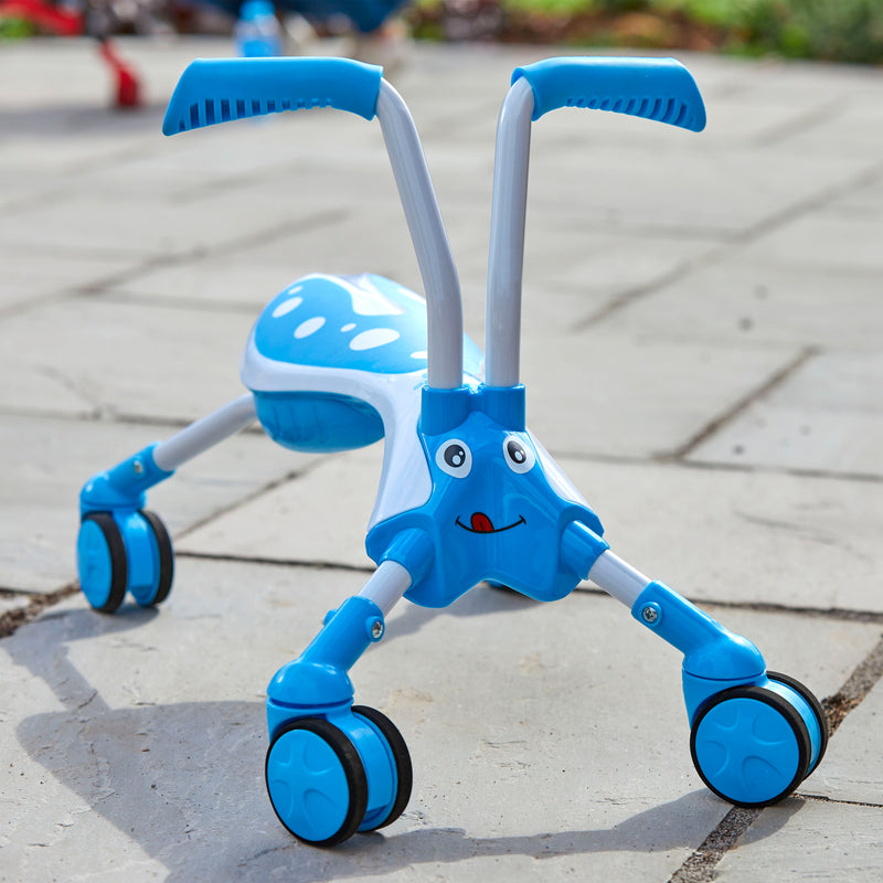 Porteur ScrambleBug Tide bleu et blanc à l’extérieur.