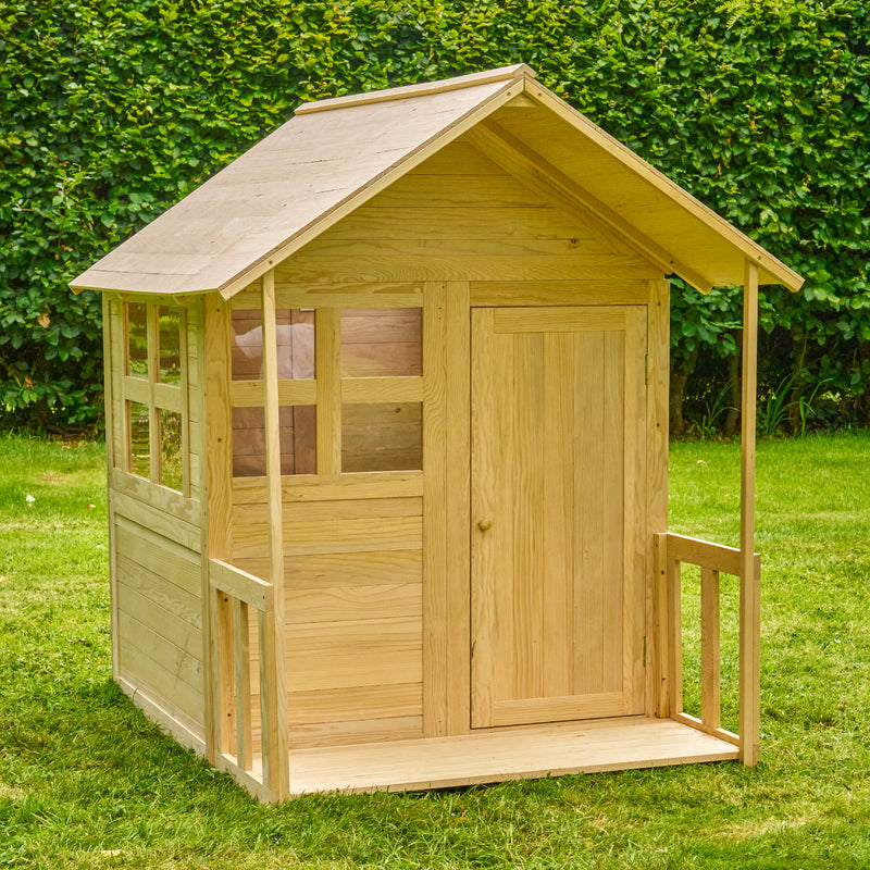 Véranda en bois raccordée à la maisonnette créant un espace de jeu supplémentaire pour les enfants.