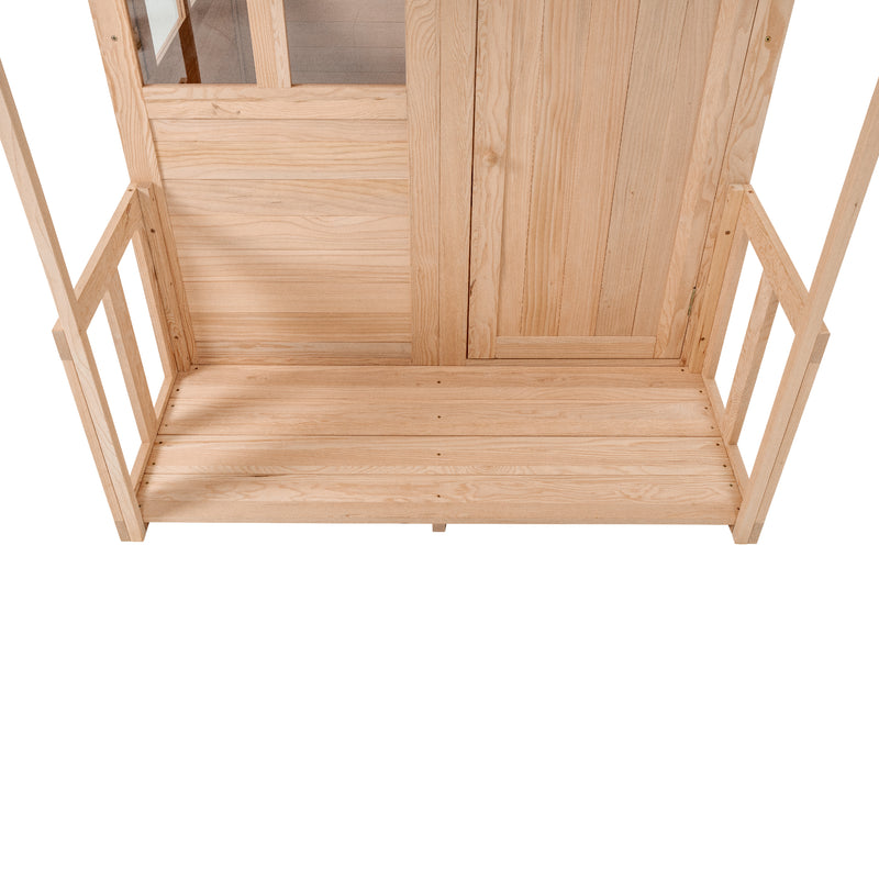 Bas de la véranda en bois raccordée à la maisonnette, montrant la structure et l’accès pour les enfants.