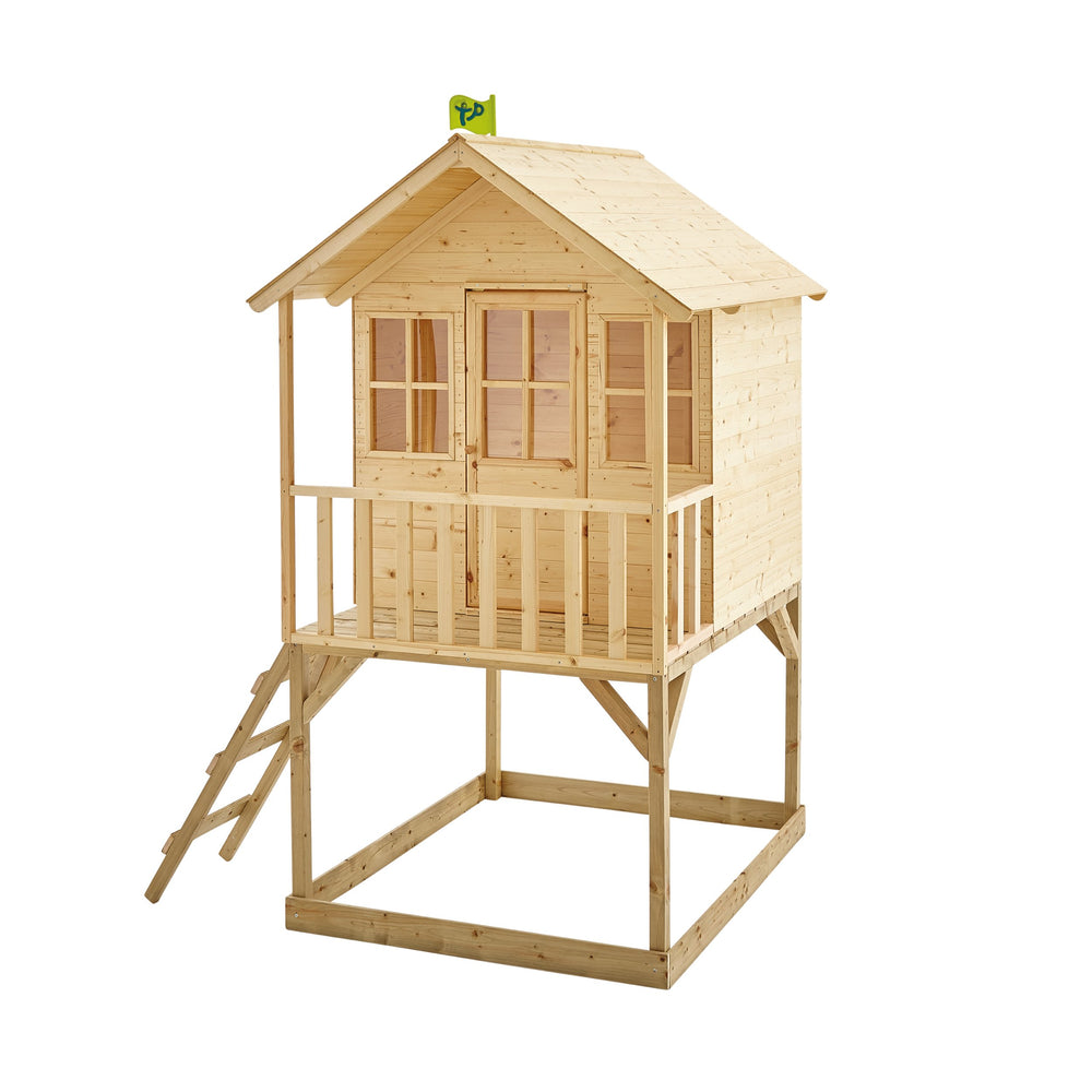 Cabane en bois sur pilotis avec toboggan pour enfants.